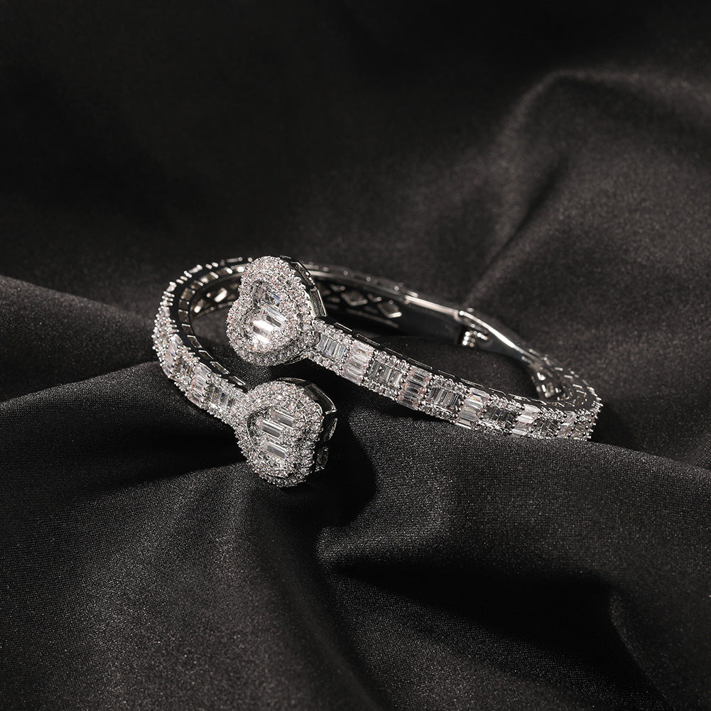 Diamond-encrusted Love and Spring Buckle Plain Bracelet