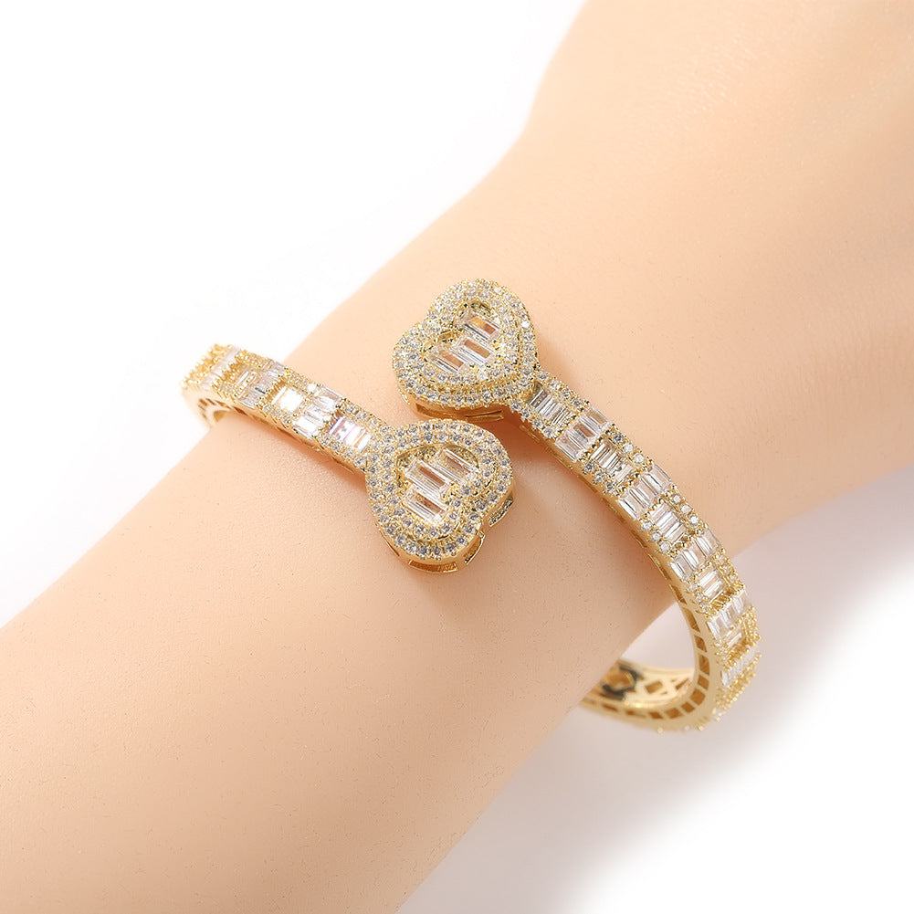 Diamond-encrusted Love and Spring Buckle Plain Bracelet